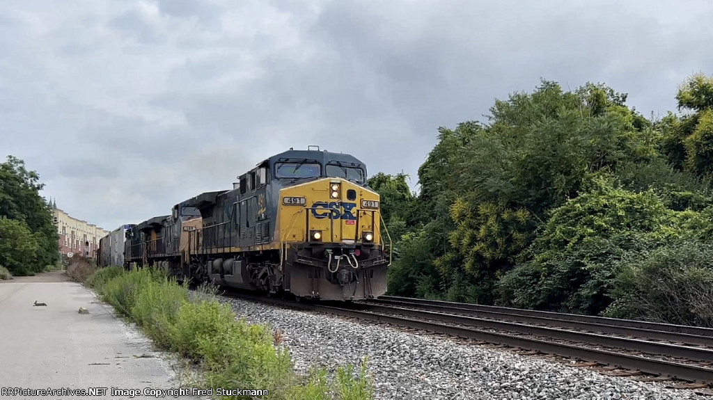 CSX 491 leads L331.